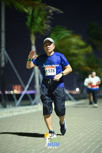 Race photo from PIK NITE RUN 2025