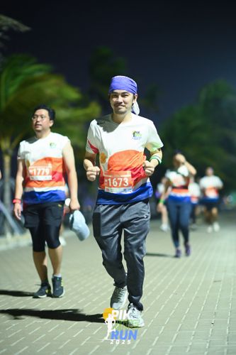 Race photo from PIK NITE RUN 2025