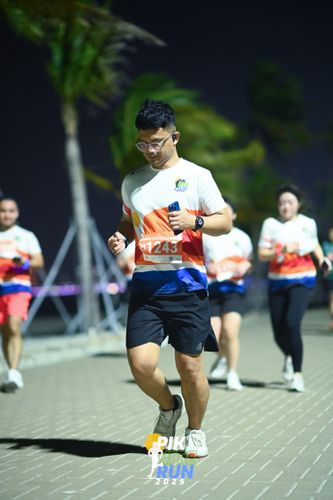 Race photo from PIK NITE RUN 2025