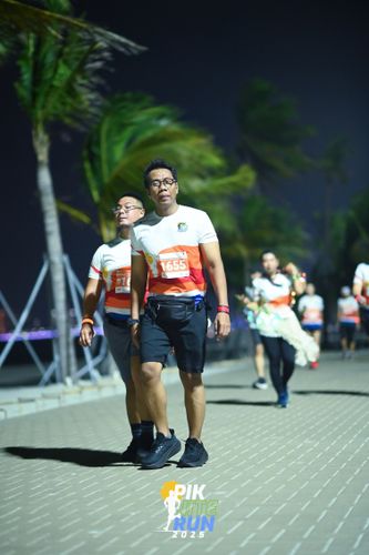 Race photo from PIK NITE RUN 2025
