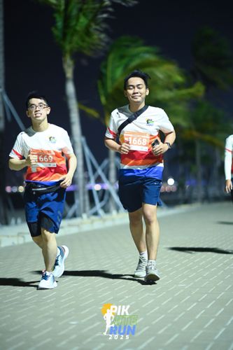 Race photo from PIK NITE RUN 2025