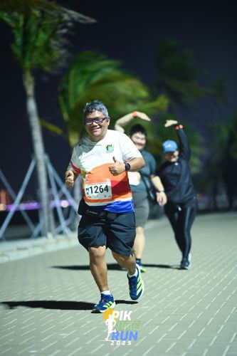 Race photo from PIK NITE RUN 2025