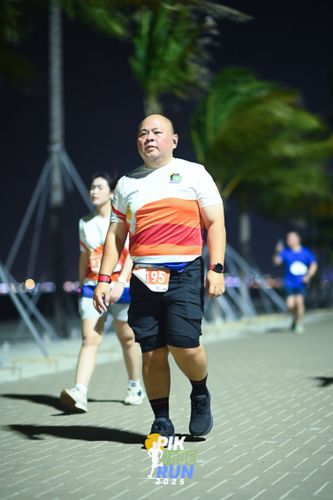 Race photo from PIK NITE RUN 2025
