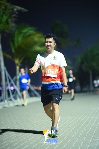 Race photo from PIK NITE RUN 2025