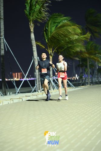 Race photo from PIK NITE RUN 2025