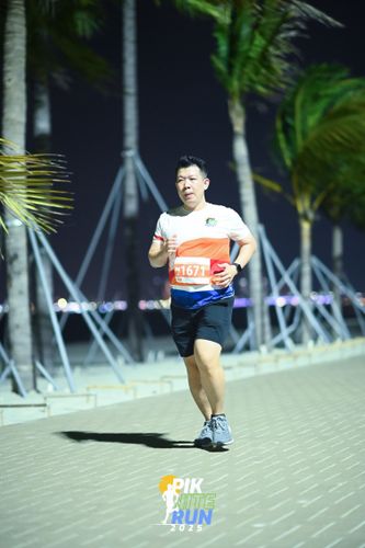 Race photo from PIK NITE RUN 2025