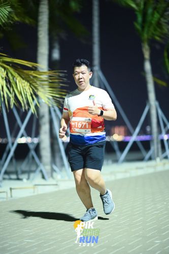Race photo from PIK NITE RUN 2025