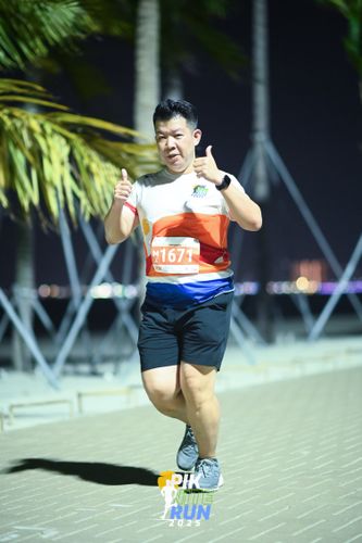 Race photo from PIK NITE RUN 2025