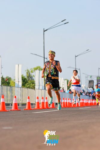 Race photo from PIK NITE RUN 2025