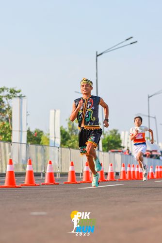 Race photo from PIK NITE RUN 2025