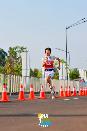 Race photo from PIK NITE RUN 2025
