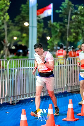 Race photo from PIK NITE RUN 2025