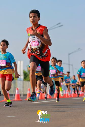 Race photo from PIK NITE RUN 2025