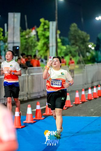 Race photo from PIK NITE RUN 2025