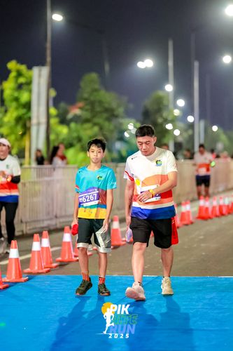 Race photo from PIK NITE RUN 2025