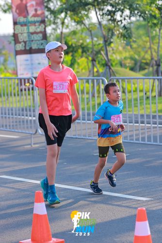 Race photo from PIK NITE RUN 2025