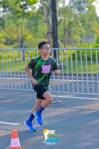 Race photo from PIK NITE RUN 2025