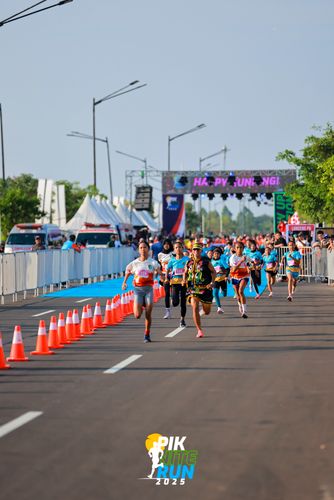 Race photo from PIK NITE RUN 2025