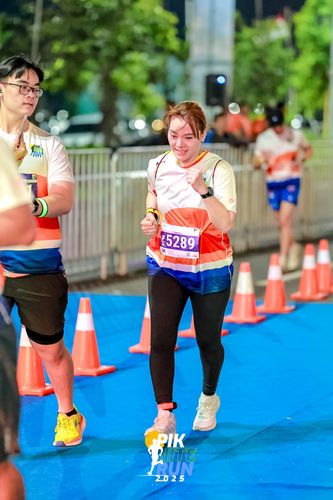 Race photo from PIK NITE RUN 2025