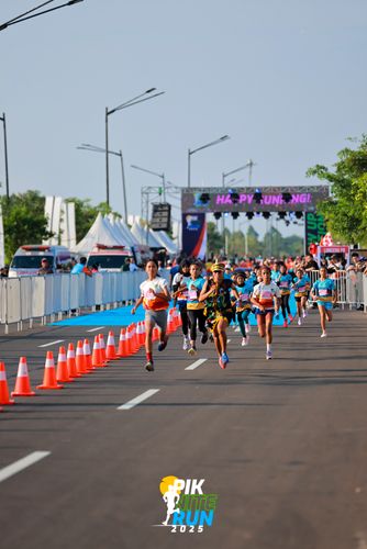 Race photo from PIK NITE RUN 2025