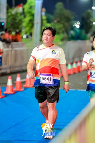 Race photo from PIK NITE RUN 2025