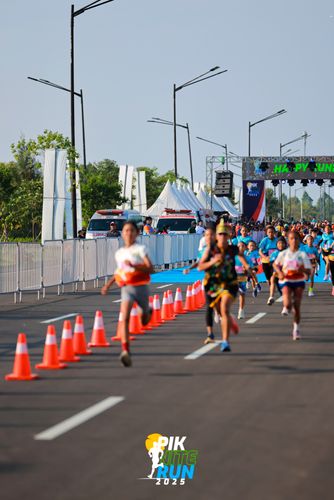 Race photo from PIK NITE RUN 2025