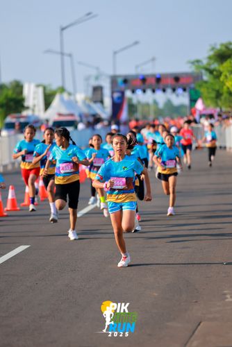 Race photo from PIK NITE RUN 2025