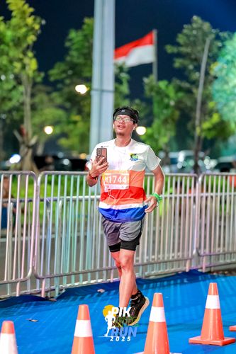 Race photo from PIK NITE RUN 2025