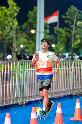 Race photo from PIK NITE RUN 2025
