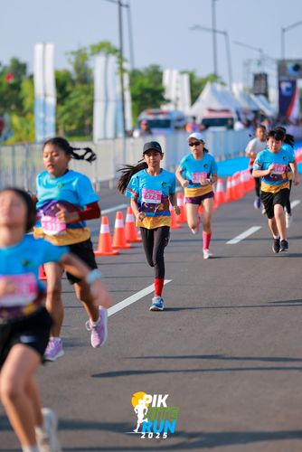 Race photo from PIK NITE RUN 2025