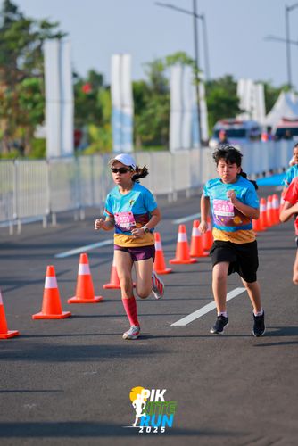 Race photo from PIK NITE RUN 2025
