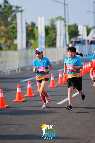 Race photo from PIK NITE RUN 2025