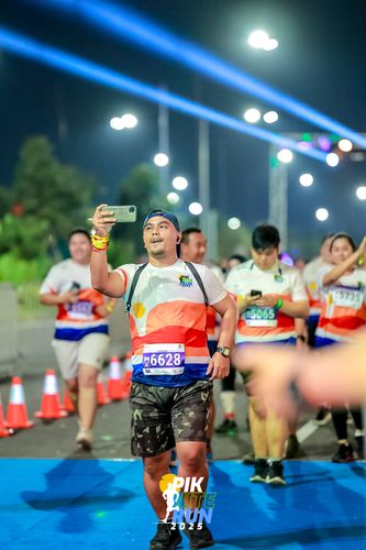 Race photo from PIK NITE RUN 2025