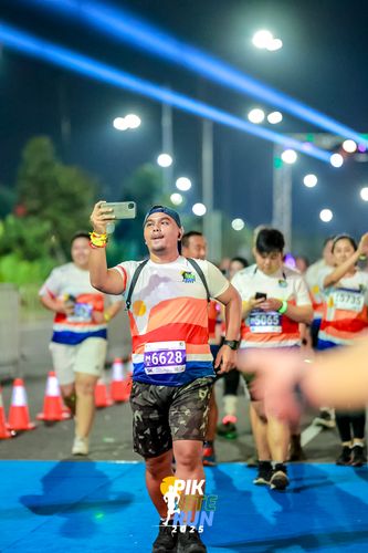 Race photo from PIK NITE RUN 2025
