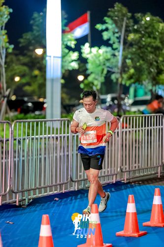 Race photo from PIK NITE RUN 2025