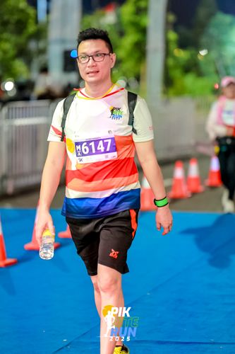 Race photo from PIK NITE RUN 2025