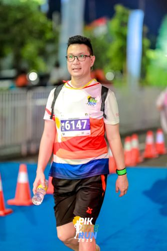 Race photo from PIK NITE RUN 2025