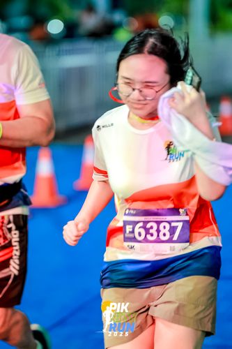 Race photo from PIK NITE RUN 2025
