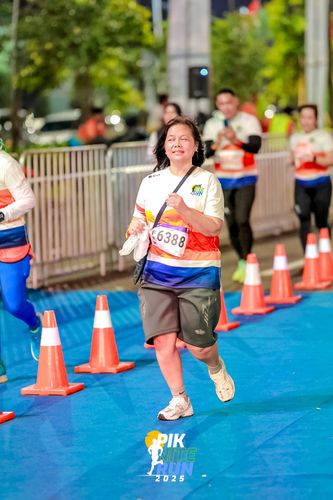 Race photo from PIK NITE RUN 2025