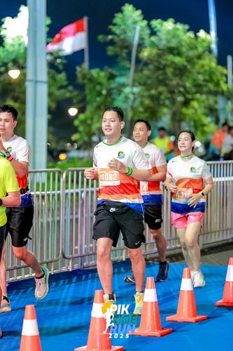 Race photo from PIK NITE RUN 2025