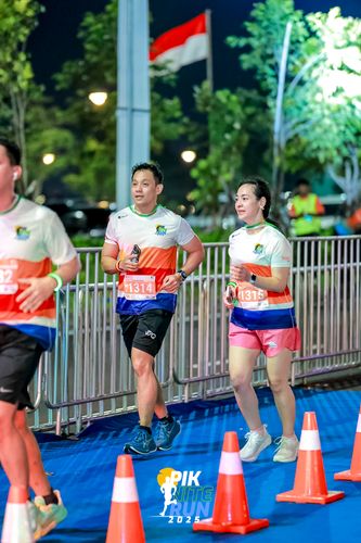 Race photo from PIK NITE RUN 2025