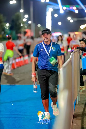 Race photo from PIK NITE RUN 2025