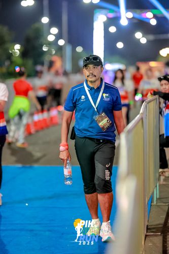 Race photo from PIK NITE RUN 2025