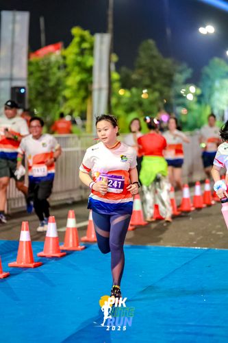 Race photo from PIK NITE RUN 2025