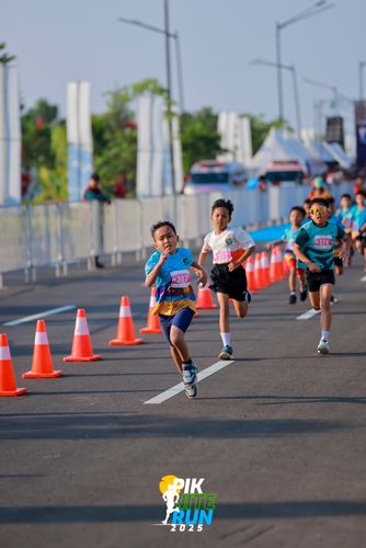 Race photo from PIK NITE RUN 2025