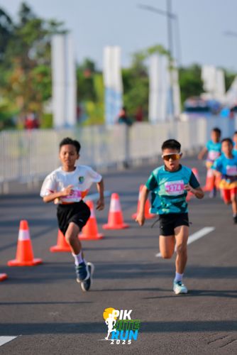 Race photo from PIK NITE RUN 2025