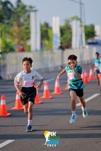 Race photo from PIK NITE RUN 2025