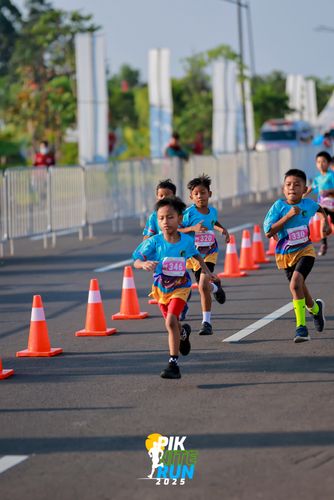 Race photo from PIK NITE RUN 2025