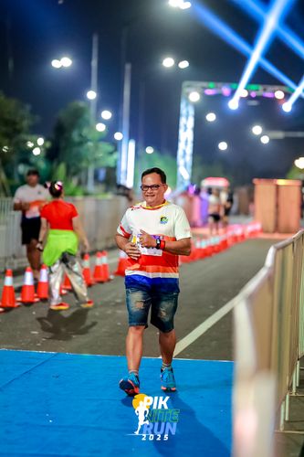 Race photo from PIK NITE RUN 2025