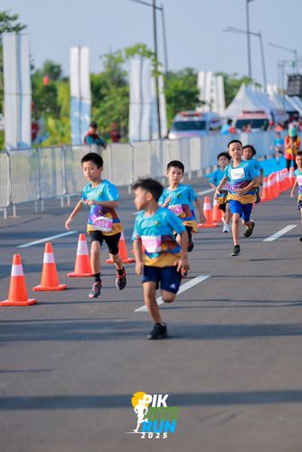 Race photo from PIK NITE RUN 2025
